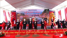 Lãnh đạo tỉnh Hà Giang và các đại biểu thực hiện nghi thức khởi công dự án.