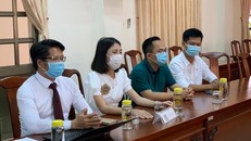 Thơ Nguyễn (thứ 2, từ trái qua) bị phạt 7,5 triệu đồng. Ảnh: Thanh Kiều/Zing