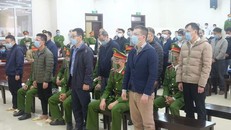 Các bị cáo nghe VKS luận tội. (Ảnh: Nam Anh)