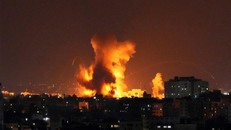 Khói lửa bốc lên sau cuộc không kích của Israel vào một tòa nhà ở Gaza hôm 5/8. Ảnh: AP