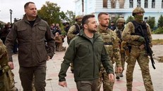 Tổng thống Ukraine Volodymyr Zelensky (giữa) trong chuyến thăm thành phố Izyum, vùng Kharkiv ngày 14/9/2022. (Ảnh: AFP/TTXVN)