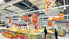 Hàng hóa phục vụ Tết đa dạng về chủng loại và mẫu mã. (Ảnh: PV/Vietnam+)