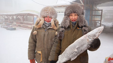 Các tiểu thương tại một khu chợ ở Yakutsk. Ảnh: Reuters