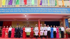 Lãnh đạo nhà trường vinh dự đón nhận Huân chương Lao động hạng Nhì