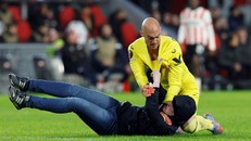 PSV Eindhoven phạt nặng cho cổ động viên tấn công thủ môn