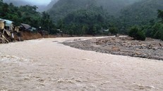 Mưa lớn, lũ ống và sạt lở liên miên tại huyện miền núi Nam Trà My, Quảng Nam.