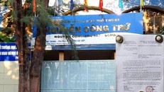 Trường THPT Nguyễn Công Trứ và công văn của Sở GDĐT (ảnh nhỏ) được niêm yết công khai.
