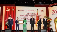 Agribank đón nhận Huân chương Lao động hạng Nhất.