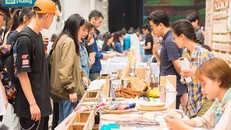 Hoạt động tại các gian hàng trong sự kiện Lễ hội Tắt đèn 2019.