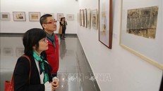 Khách tham quan triển lãm. Ảnh: Thanh Tùng/TTXVN