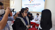 Phóng viên Chi Lê, báo điện tử VnExpress tác nghiệp trong giai đoạn thử nghiệm lâm sàng vaccine NanoCovax. Ảnh: PVCC