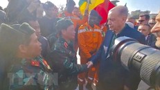 Tổng thống Thổ Nhĩ Kỳ Tayyip Erdogan tới Antakya, thủ phủ tỉnh Hatay gặp các lực lượng, các đoàn quốc tế hỗ trợ cứu nạn quốc tế. (Ảnh: Hải Linh/TTXVN)