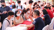 Thí sinh tham dự ngày hội tư vấn xét tuyển sau khi công bố điểm thi tốt nghiệp THPT năm 2022. Ảnh: Thanh Tùng/TTXVN