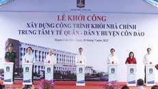 Chủ tịch nước Võ Văn Thưởng và các đại biểu thực hiện nghi thức khởi công xây dựng Khối nhà chính Trung tâm Y tế Quân-Dân y huyện Côn Đảo. (Ảnh: Thống Nhất/TTXVN)