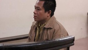 Trần Viết Hùng tại phiên tòa sơ thẩm xét xử vụ lừa đảo bán căn hộ chung cư thuê tại khu đô thị Đại Kim năm 2018. (Nguồn: cand.com.vn) 