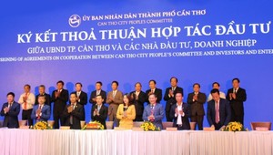 Ông Nguyễn Việt Thung - Tổng giám đốc Tập đoàn TMS (hàng đầu, thứ 3 bên phải sang) cùng tham gia ký kết thỏa thuận hợp tác đầu tư 2 dự án của Tập đoàn TMS
