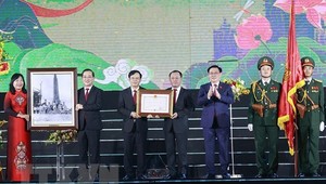 Chủ tịch Quốc hội Vương Đình Huệ trao Huân chương Độc lập hạng Nhì và tặng ảnh Bác Hồ, chúc mừng Đảng bộ, chính quyền và nhân dân thành phố Vinh. Ảnh: Doãn Tấn/TTXVN.