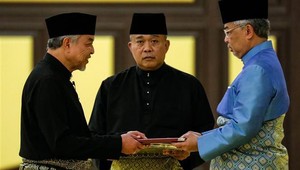 Quốc vương Malaysia Abdullah Sultan Ahmad (phải) trao quyết định bổ nhiệm cho tân Phó Thủ tướng Ahmad Zahid Hamidi (trái), tại Kuala Lumpur, ngày 3/12/2022. Ảnh: AFP/ TTXVN