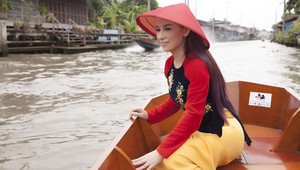 Phi Nhung duyên dáng với áo dài trên xuồng đi chợ nổi ở Thái Lan