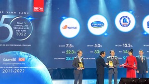 Ông Lê Thành Liêm – Giám đốc điều hành Tài chính của Vinamilk đại diện nhận giải thưởng “50 Công ty kinh doanh hiệu quả nhất Việt Nam” 2022