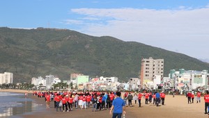 Các tình nguyện viên nhanh chóng tỏa ra làm sạch bãi biển