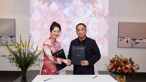 Nhà sáng lập thương hiệu lụa DeSilk Văn Hằng và giám đốc Bảo tàng Mỹ thuật Việt Nam Nguyễn Anh Minh trao thỏa thuận hợp tác đặc biệt, đưa bảo vật quốc gia lên lụa tơ tằm Việt Nam.