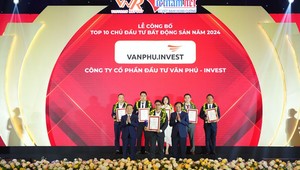  Đại diện Văn Phú – Invest nhận chứng nhận Top 10 chủ đầu tư bất động sản năm 2023.