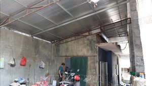 Đá rơi vào nhà dân làm vỡ mái. Ảnh: Nguyễn Nam-TTXVN