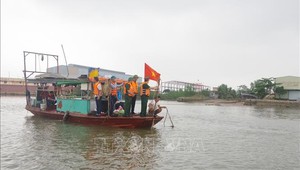Thủ tướng Chính phủ chỉ đạo khẩn trương tìm kiếm người mất tích do chìm thuyền tại Quảng Ninh