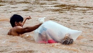 Cận cảnh học sinh Điện Biên chui túi nilon vượt suối lũ tới trường