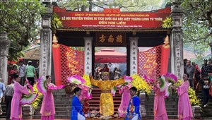 Màn sử thi về thần tích Cao Sơn Đại Vương tại lễ hội Thăng Long Tứ Trấn - đền Kim Liên (Hà Nội). Ảnh: Minh Ngọc/TTXVN.