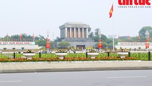 Những ngày này, tại Lăng Chủ tịch Hồ Chí Minh và nhiều tuyến phố, trụ sở cơ quan ở Thủ đô được trang hoàng cờ Tổ quốc, pano, áp phích... để chào mừng 49 năm Ngày Giải phóng miền Nam, thống nhất đất nước, 70 năm Chiến thắng Điện Biên Phủ và Ngày Quốc tế Lao động.
