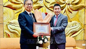 Trao Kỷ niệm chương "Vì hòa bình, hữu nghị giữa các dân tộc" tặng Đại sứ Nhật Bản tại Việt Nam