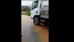 Video: Tài xế xe tải liều mạng vượt lũ và cái kết đắng