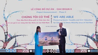 Nhà báo, đạo diễn Bông Mai trao tặng ảnh cho ông Christian Manhart, Trưởng đại diện UNESCO tại Việt Nam, sau Lễ công bố dự án “Chúng tôi Có thể” giai đoạn II. Ảnh: Minh Hiếu.