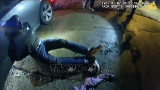 Hình ảnh trong đoạn video về vụ 5 cảnh sát đánh chết người da màu Tyre Nichols ở thành phố Memphis, bang Tennessee. Ảnh: AFP/TTXVN