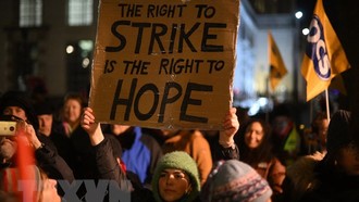 Các nhân viên tham gia cuộc đình công tại London, Anh, ngày 16/1/2023. (Ảnh: AFP/TTXVN)