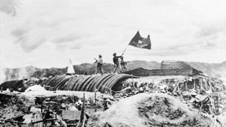 Chiều 7-5-1954, lá cờ “Quyết chiến - Quyết thắng” của Quân đội nhân dân Việt Nam tung bay trên nóc hầm tướng De Castries, đánh dấu Chiến dịch lịch sử Điện Biên Phủ đã toàn thắng.