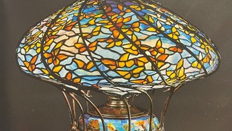 Những cánh bướm kiều diễm trên đèn kính màu Tiffany