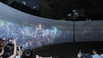 Các khán giả đầu tiên của buổi trình chiếu bức tranh bằng công nghệ 3D mapping tại lễ khai mạc sự kiện tối 3/5.