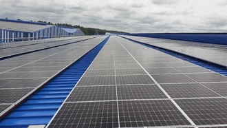 Điện mặt trời mái nhà gắn trên nhà xưởng tại địa bàn tỉnh Bình Dương. Ảnh: TTXVN.