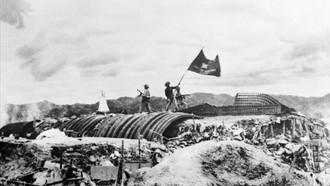 Chiều 7/5/1954, lá cờ "Quyết chiến - Quyết thắng" của Quân đội nhân dân Việt Nam tung bay trên nóc hầm tướng De Castries. Chiến dịch lịch sử Điện Biên Phủ đã toàn thắng. Ảnh: Tư liệu TTXVN.