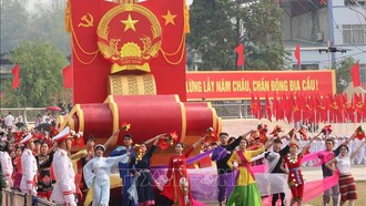 Hình ảnh Khối Biểu tượng Quốc huy Việt Nam tiến qua lễ đài tại Lễ Tổng duyệt Lễ kỷ niệm 70 năm Chiến thắng Điện Biên Phủ sáng 5/5. Ảnh: Lâm Khánh/TTXVN.