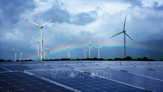 Dự án điện gió và điện mặt trời tại xã Lợi Hải và Bắc Phong (Thuận Bắc). Ảnh: Minh Hưng/TTXVN