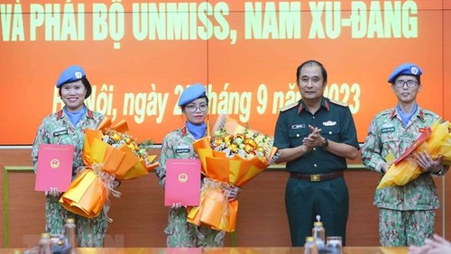 Nữ Trung tá Nguyễn Mỹ Hạnh (giữa) đảm nhiệm vị trí Sỹ quan Huấn luyện Cao cấp tại Phái bộ UNISFA. Ảnh: An Đăng/TTXVN.