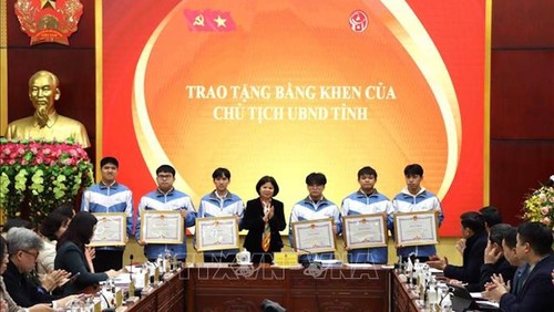 Chủ tịch UBND tỉnh Bắc Ninh Nguyễn Hương Giang trao Bằng khen cho học sinh giỏi quốc gia. 