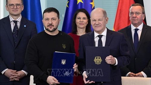 Thủ tướng Đức Olaf Scholz (thứ 2, phải) và Tổng thống Ukraine Volodymyr Zelensky (thứ 2, trái) ký thỏa thuận an ninh song phương tại Berlin ngày 16/2/2024. Ảnh: AFP/TTXVN