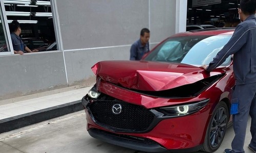 Mazda 3 All New gặp nạn khi thử hệ thống phanh khẩn cấp tại đại lý