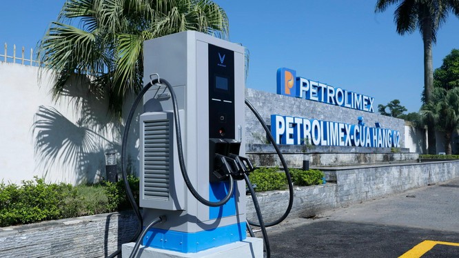 VinFast mở dịch vụ sạc xe điện tại tất cả các trạm xăng Petrolimex trên toàn quốc