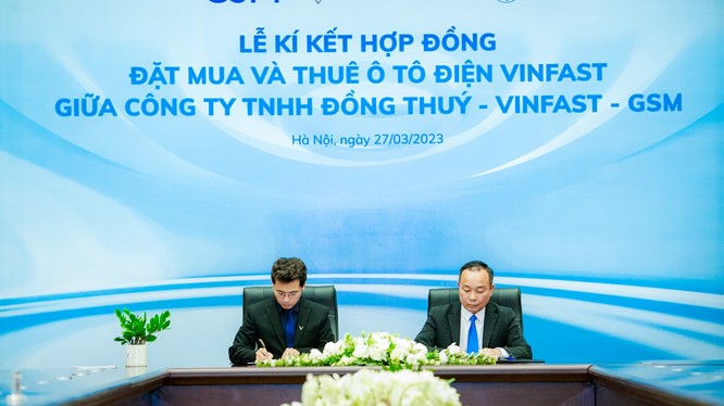 Ông Nguyễn Văn Thanh - Tổng giám đốc Công ty GSM kiêm Phó Tổng giám đốc VinFast Việt Nam và ông Nguyễn Ngọc Đồng - Tổng giám đốc Công ty TNHH Đồng Thuý ký kết hợp đồng mua và thuê xe ô tô điện VinFast.